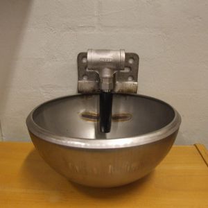 牛饮水器
