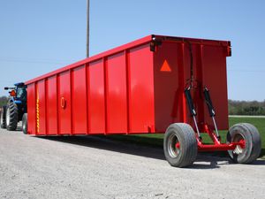 牵引式运粮拖车 1