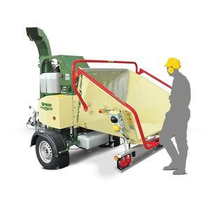 牵引式树枝粉碎机