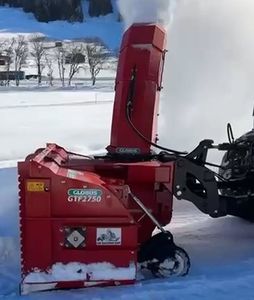 悬挂式吹雪机