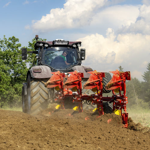 铧式犁 - SERVO 3000 series - PÖTTINGER Landtechnik GmbH - 悬挂式 / 1-10条犁腿 / 可逆