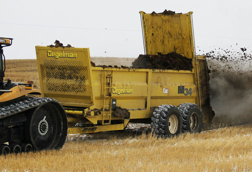牵引式撒肥机 - M series - Degelman Industries Ltd. - 垂直喷洒 / 双车轴