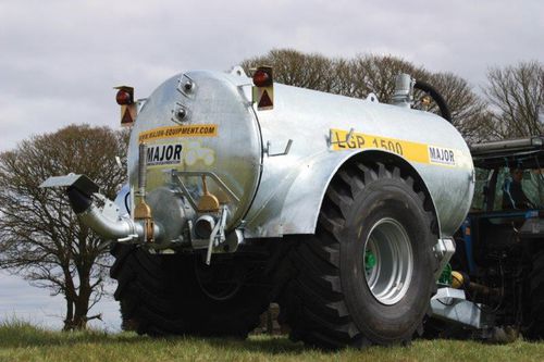 单车轴有机肥抛撒车 - Agri LGP Series - Major Equipment Intl. Ltd.