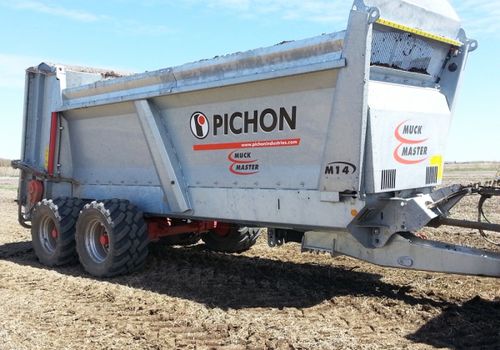 牵引式有机肥抛撒车 - M1350, M1450 - PICHON - 垂直喷洒 / 单车轴 / 双车轴