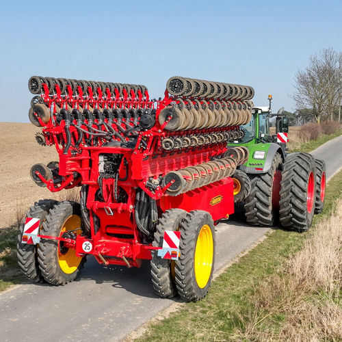 漏斗式精密播种机 - Tempo L 8-32 - VÄDERSTAD GmbH - 24行 / 牵引式 / 折叠