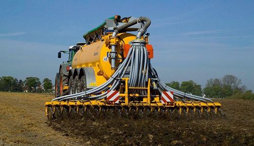 悬挂式液体肥料撒播车 - Terraject  - Veenhuis Machines BV - 牵引式 / 圆盘耙