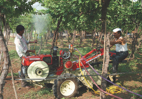自走式喷雾机 - VST Tillers Tractors Ltd. - 树木栽培