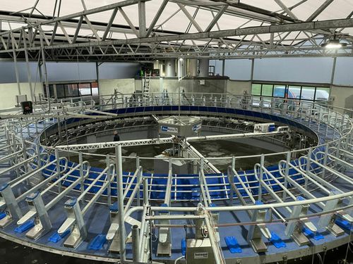 奶牛挤奶厅 - XCALIBUR 360EX 2.0 - Boumatic Robotics B.V. - 旋转
