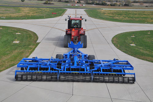 牵引式中耕机 - 7800 series - Landoll Corporation - 带滚筒 / 折叠