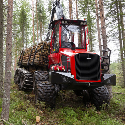 紧凑型木材集运机 - 825TX - Komatsu Forest AB