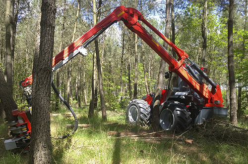 拖拉机悬挂伐木起重机 / 折臂式