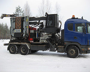 卡车安装式树枝粉碎机 - 9 XL NMV - MUSMAX - 内燃机 / 带吊车 / 液压供给