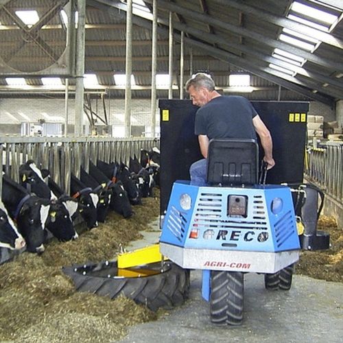 悬挂式草料推料车 - Agri-com